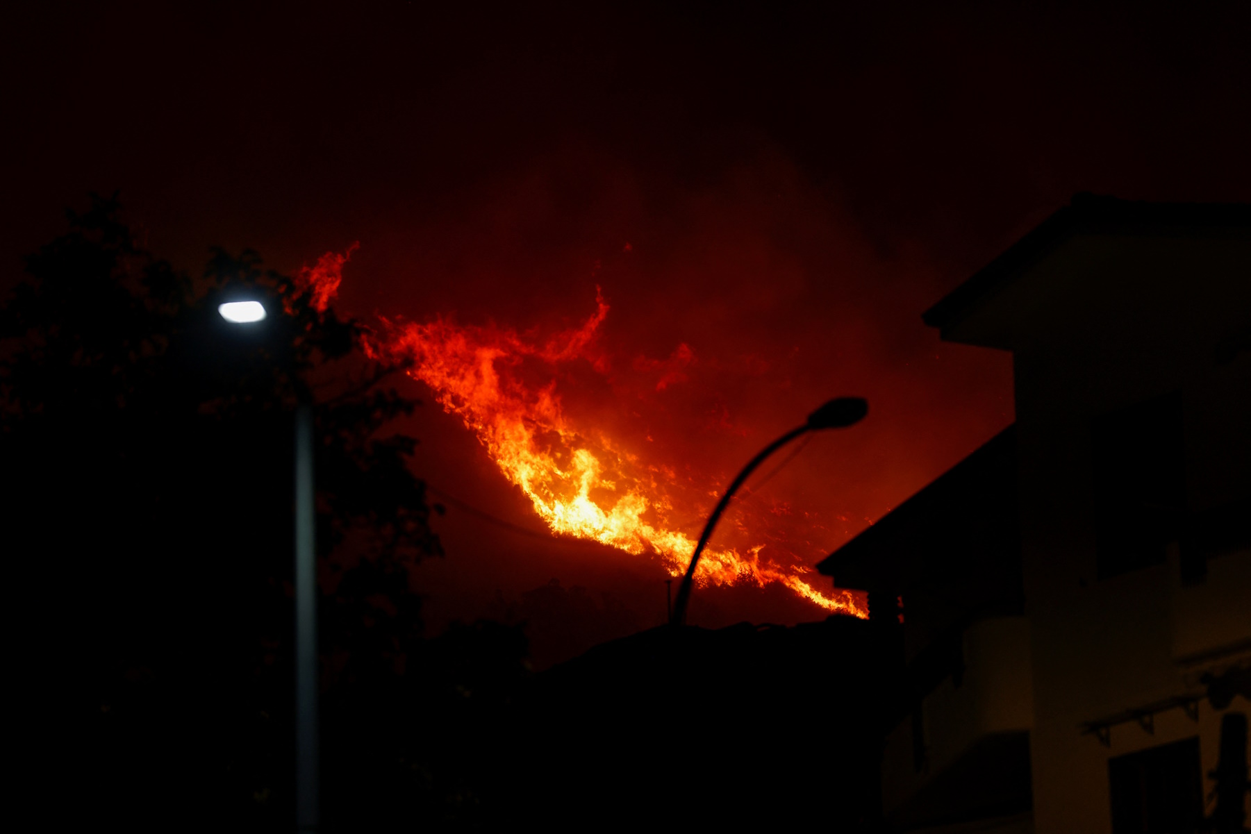 Μαίνονται οι πυρκαγιές στη νότια Ιταλία - Eκκένωση 2.000 τουριστών