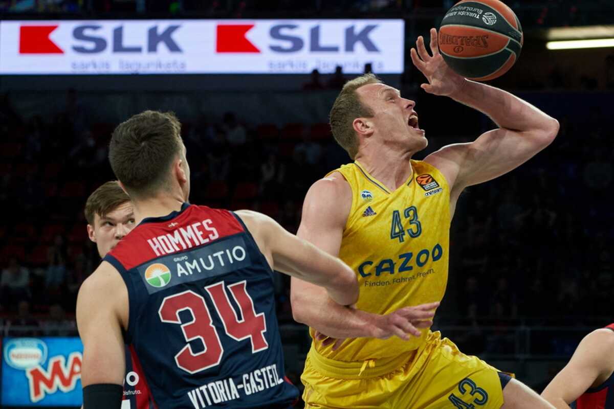 epa10547740 Baskonia's Daulton Hommes (L) in action against Alba Berlin's Luke Sikma (R) during the Euroleague basketball game between Cazoo Baskonia and Alba Berlin at Fernando Buesa Arena in Vitoria, Basque Country, Spain, 28 March 2023.  EPA