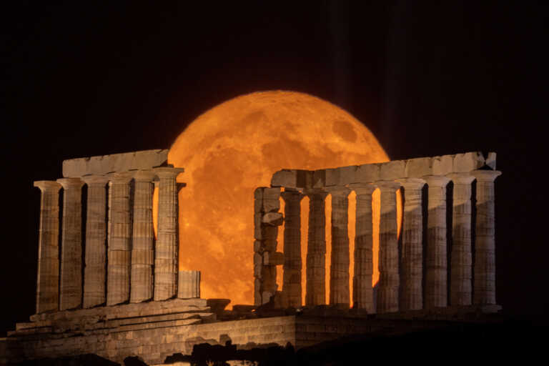 Εσείς είδατε το «Φεγγάρι του Ελαφιού»; Εντυπωσιακές εικόνες από την πανσέληνο του Ιουλίου