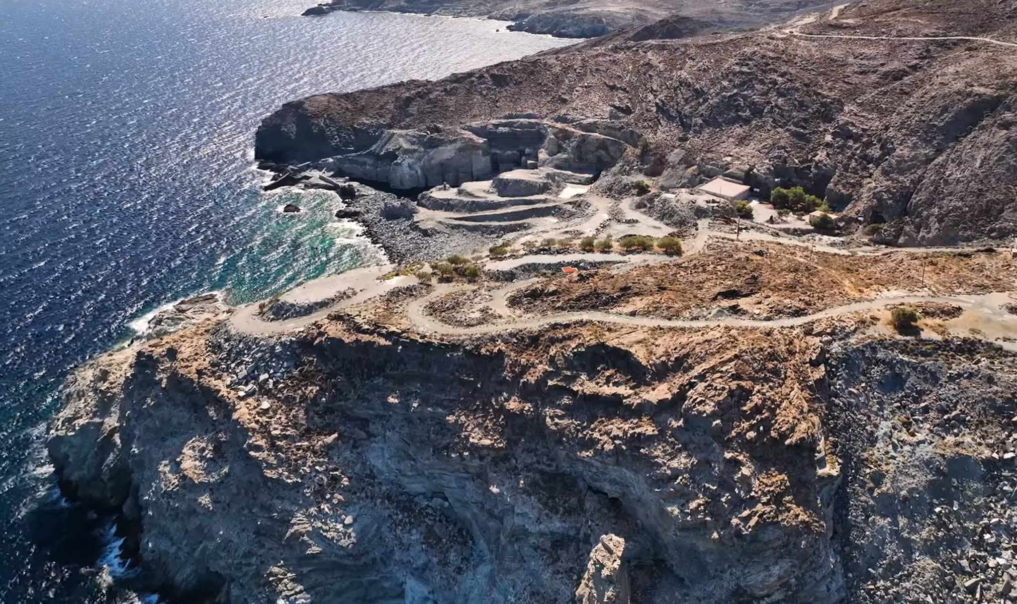 Τήνος: Η μεγαλύτερη φυσική μαρμάρινη πισίνα της Μεσογείου – Το «Πράσινο Λατομείο» από ψηλά