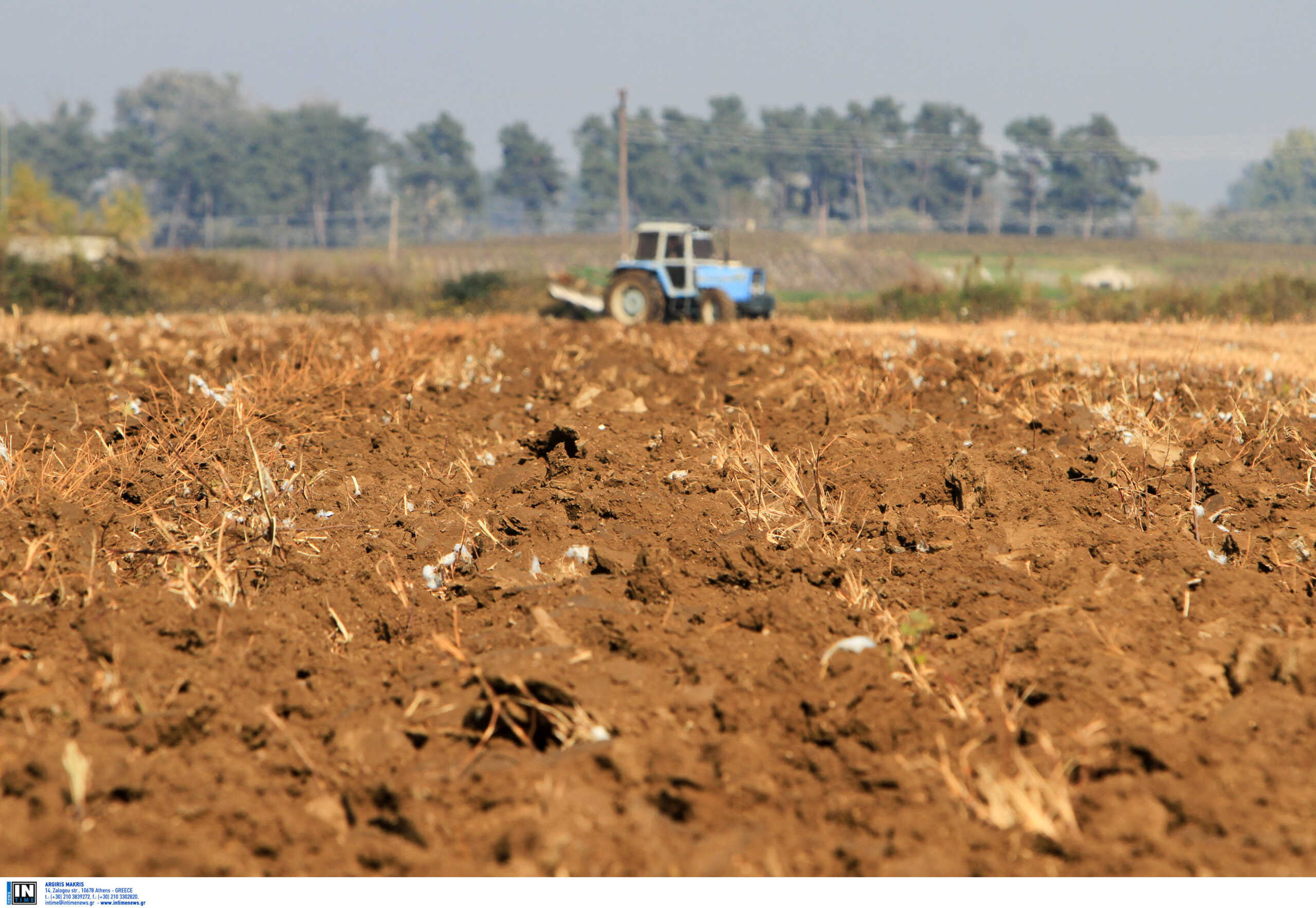 Κοζάνη: Παλεύουν με την κλιματική αλλαγή οι αγρότες στον Κρόκο για να ολοκληρωθεί η συγκομιδή των σιτηρών