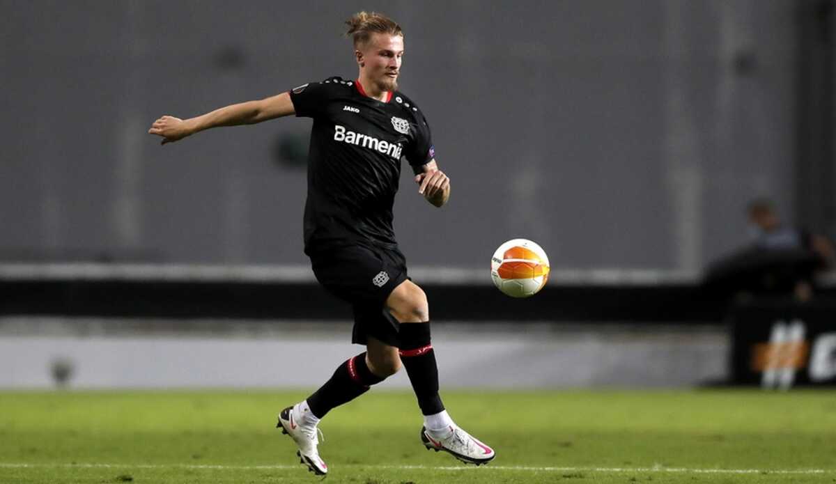 epa08801116 Leverkusen's Tin Jedvaj in action during the UEFA Europa League group C match between Hapoel Beer Sheva and Bayer Leverkusen in Petah Tikva, Israel, 05 November 2020.  EPA