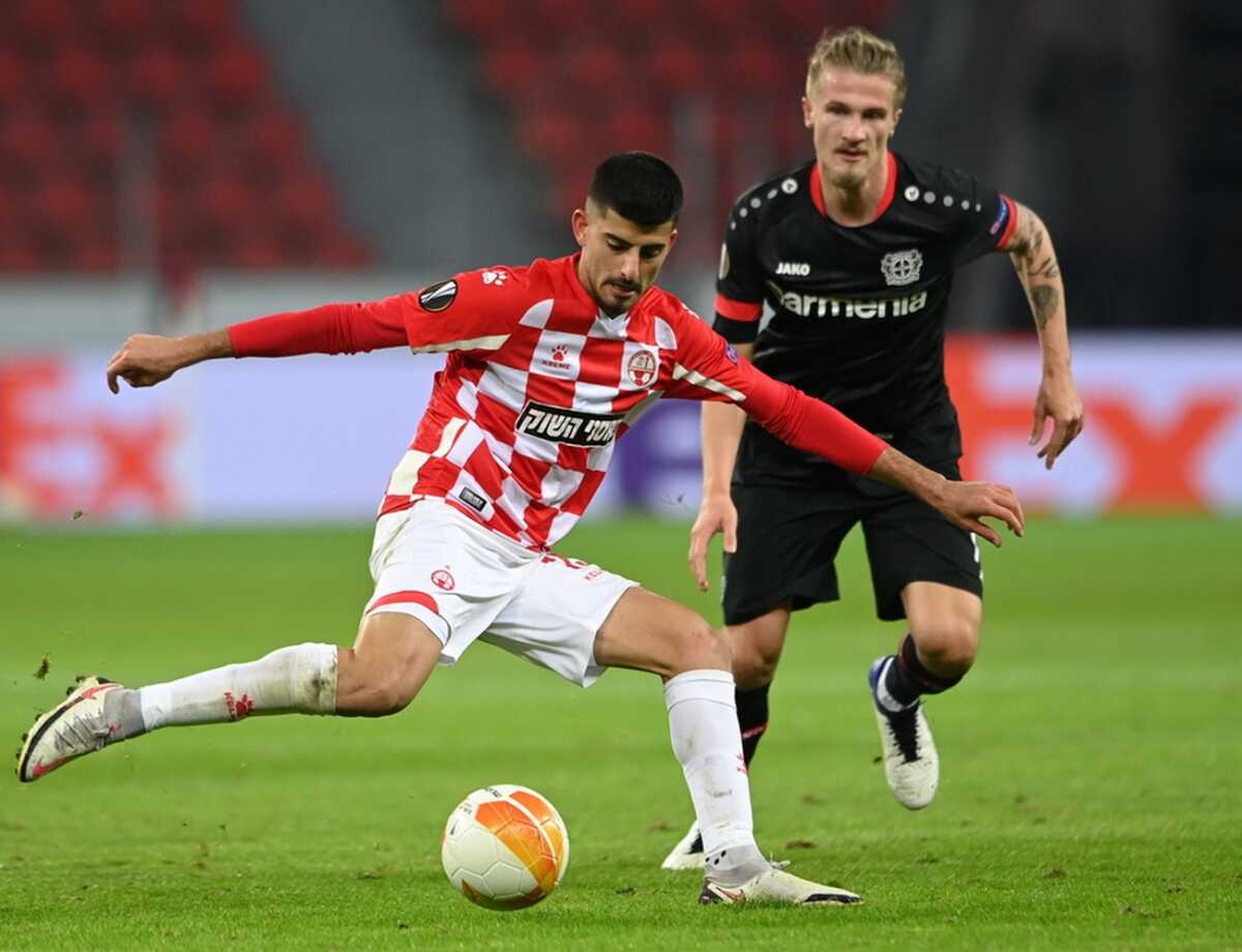 epa08845049 Leverkusen's Tin Jedvaj (R) in action against Beer Sheva's Tomer Yosefi (L) during the UEFA Europa League group stage soccer match between Bayer 04 Leverkusen and Hapoel Beer Sheva in Leverkusen, Germany, 26 November 2020.  EPA