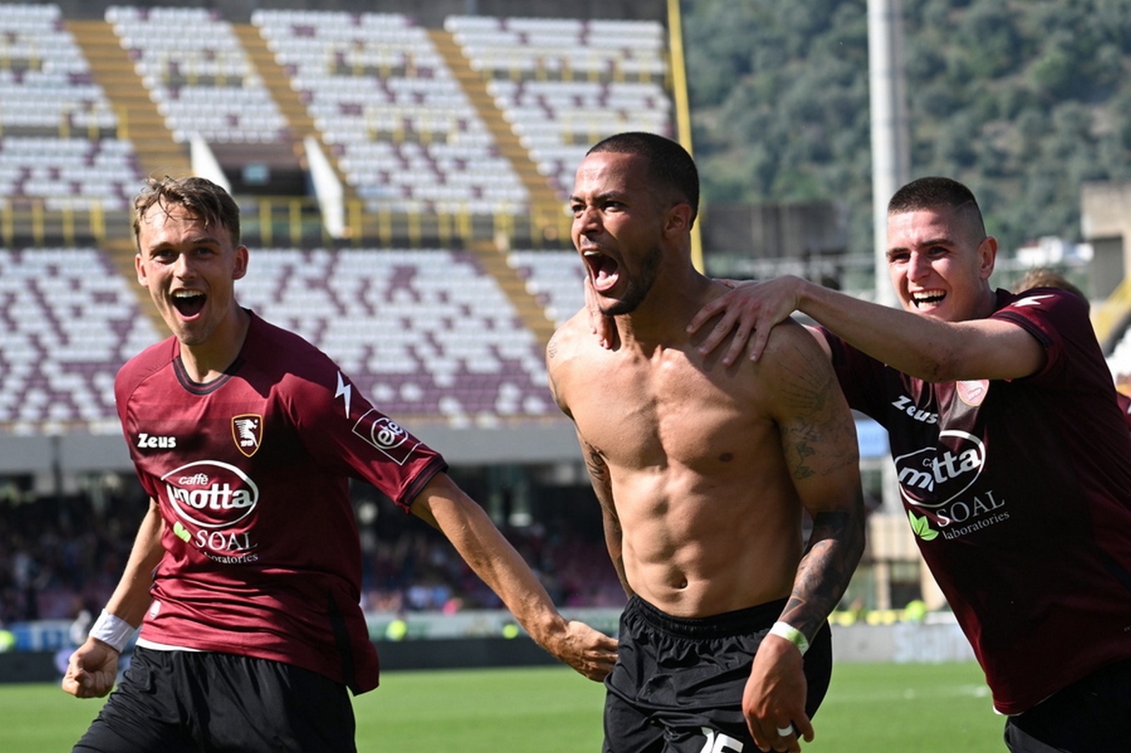 epa10657773 Salernitana’s William Troost Ekong jubilates with his teammates after scoring a goal during the Italian Serie A soccer match US Salernitana vs Udinese Calcio in Salerno, Italy, 27 May 2023.  EPA