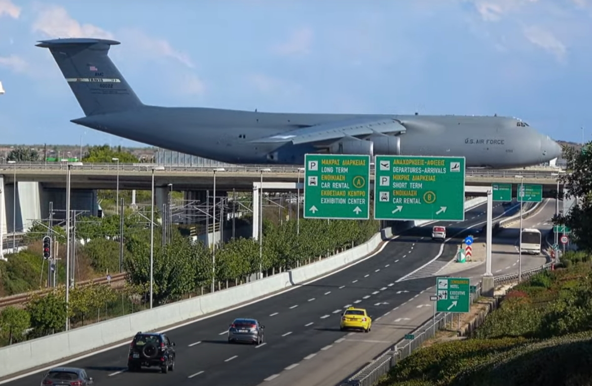 Όταν το γιγάντιο στρατιωτικό αεροσκάφος των ΗΠΑ «έκρυψε» το «Ελεύθεριος Βενιζέλος»