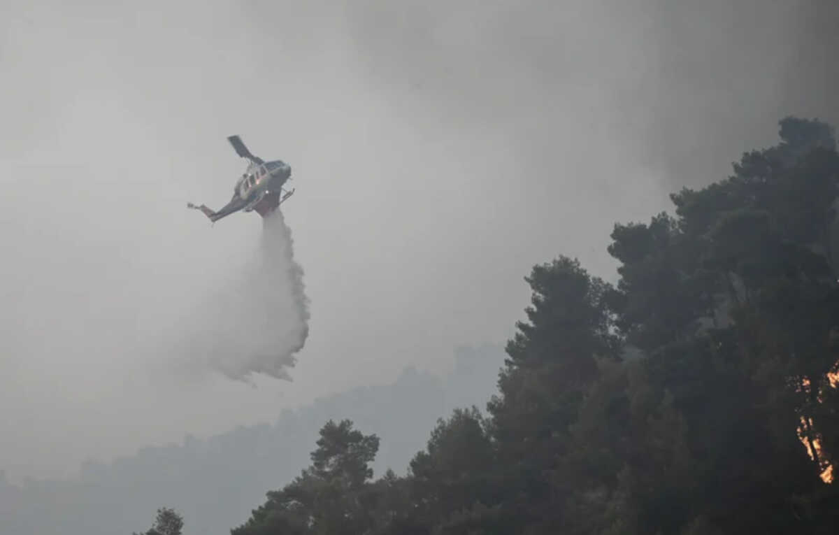 Φωτιά στο Αίγιο: Καλύτερη εικόνα, μάχη με τις αναζωπυρώσεις στο φαράγγι του Βουραϊκού