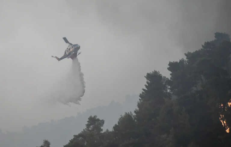 Καλύτερη η εικόνα της φωτιάς στο Αίγιο - Μάχη με τις αναζωπυρώσεις στο φαράγγι του Βουραϊκού