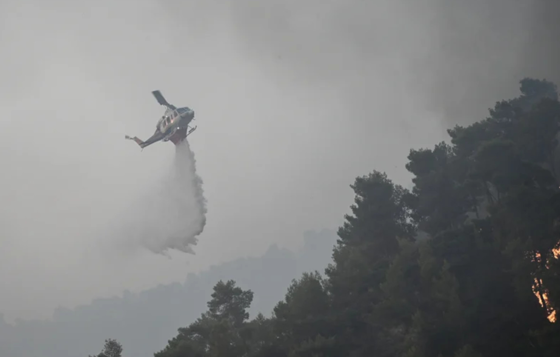 Φωτιά στο Αίγιο: Βελτιωμένη εικόνα, δεν πέρασαν την Eθνική Oδό οι φλόγες