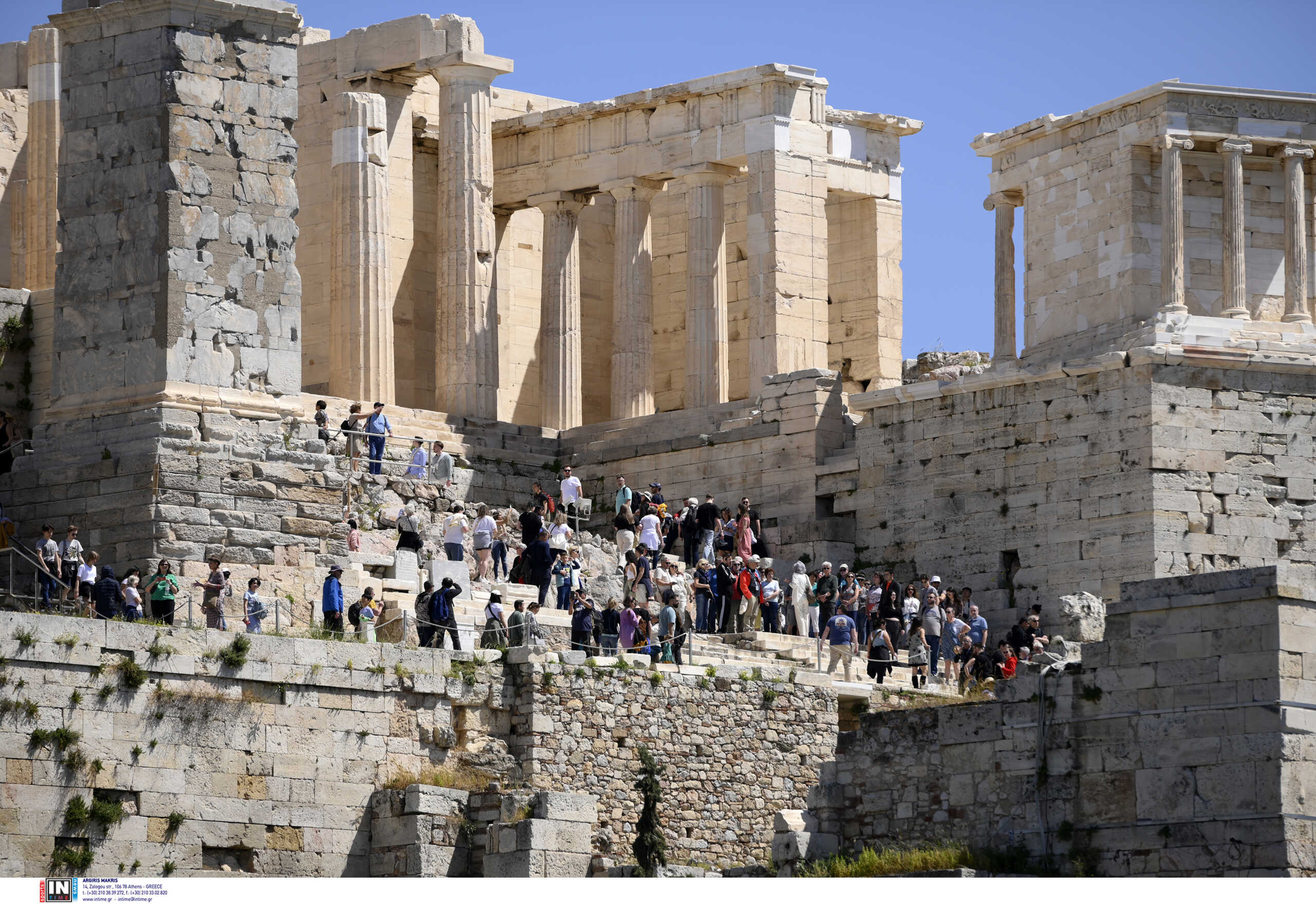 Συνελήφθη στην Ακρόπολη Ρουμάνος που έκλεψε κομμάτια μαρμάρου από τον Ιερό Βράχο