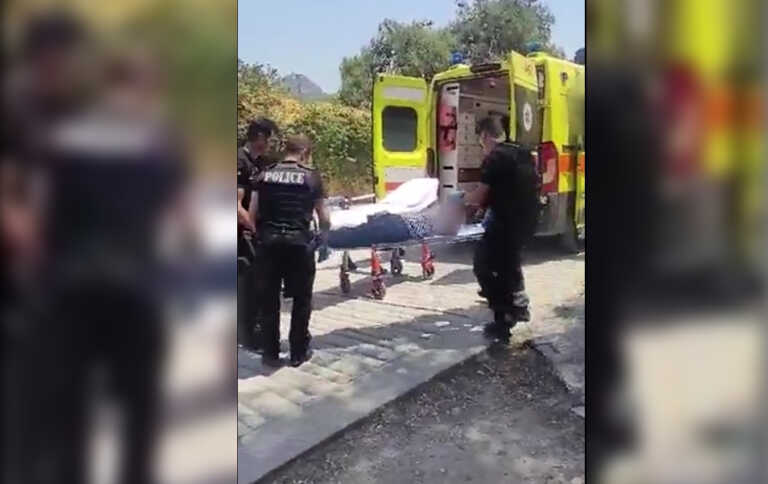 Αστυνομικοί πήραν με φορείο τουρίστρια που κατέρρευσε στην Ακρόπολη λόγω ζέστης