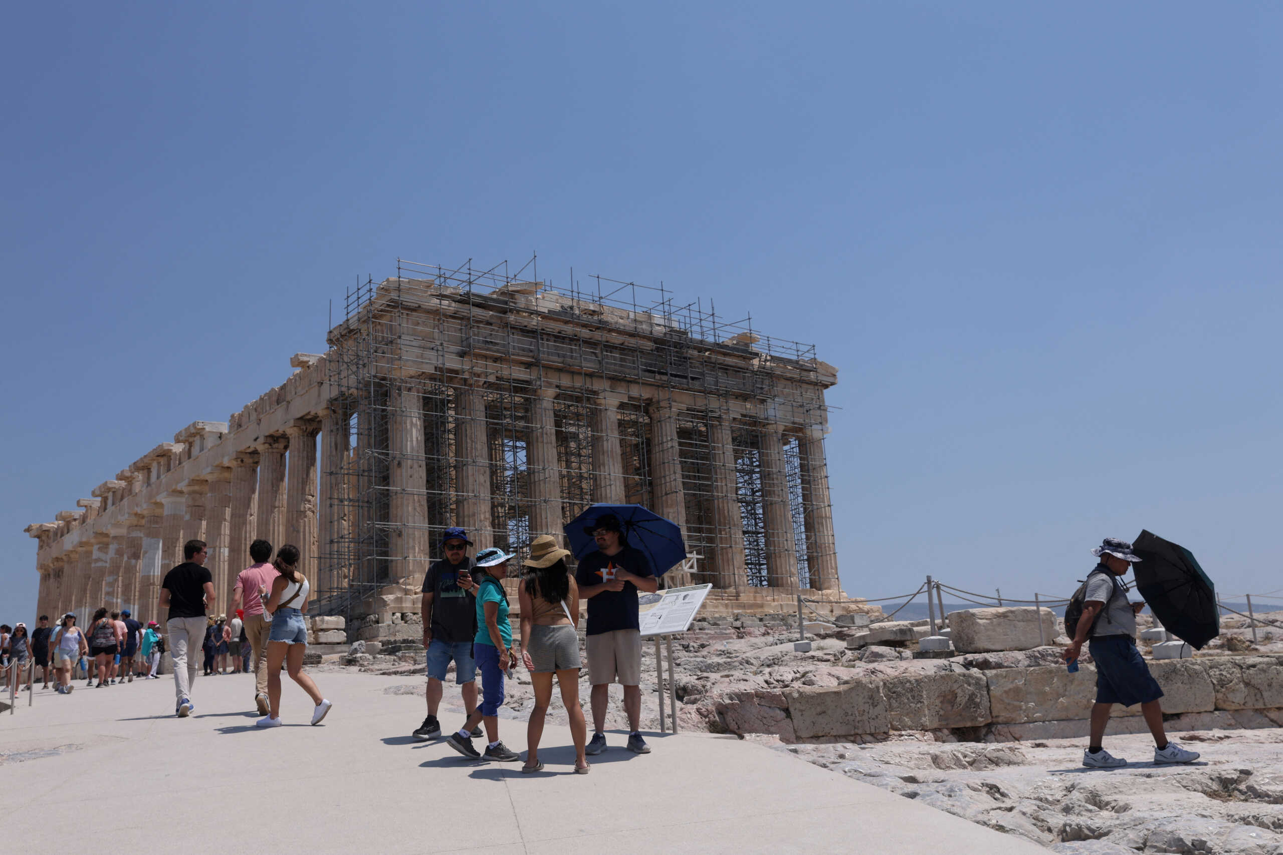 Καύσωνας Κλέων: Το Skynews μεταδίδει από την Ακρόπολη για τους γενναίους τουρίστες