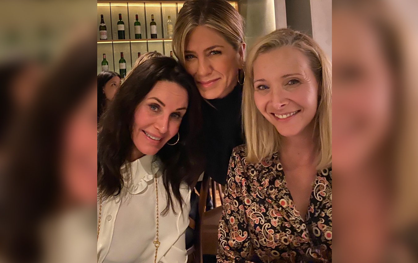 Jennifer Aniston και Courteney Cox εύχονται χρόνια πολλά στην Lisa Kudrow που «έκλεισε» τα 60