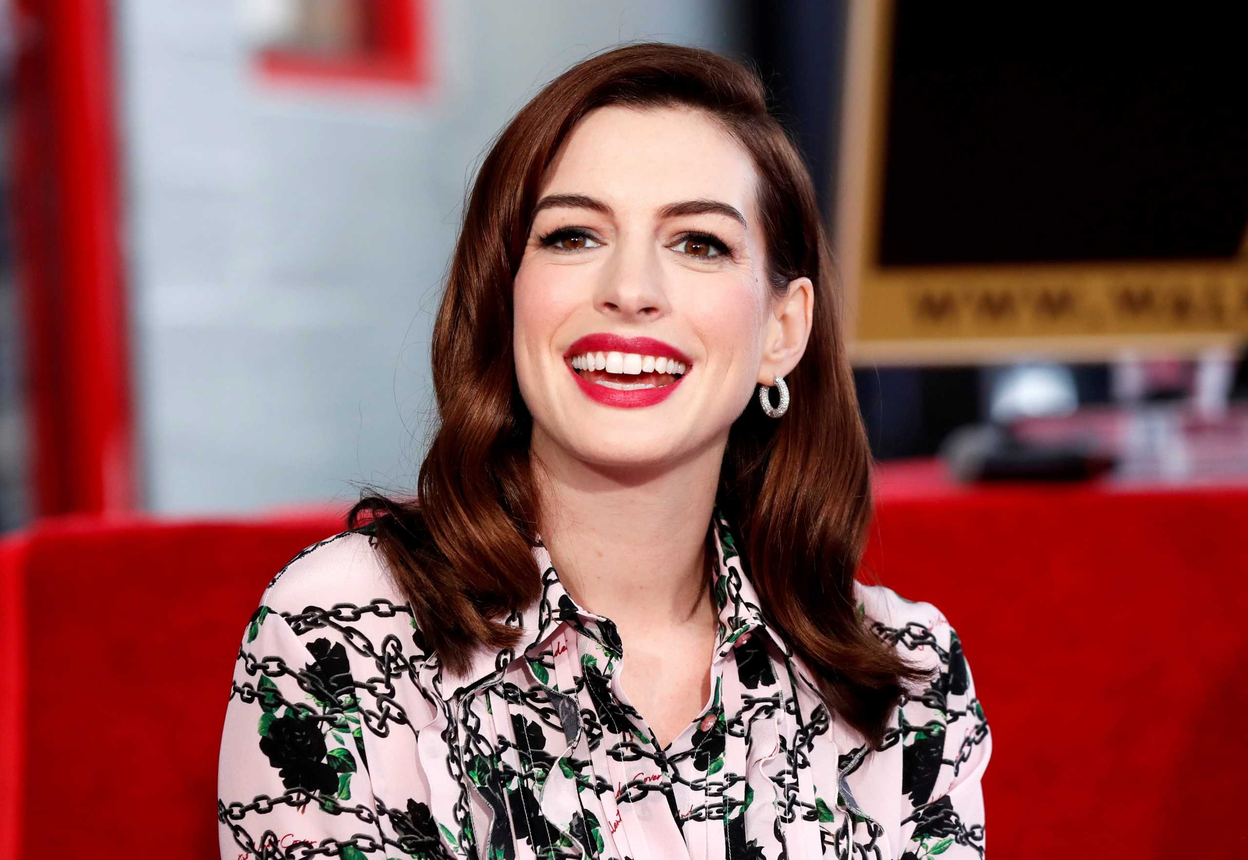 Η Anne Hathaway πρωταγωνιστεί στο σκοτεινό θρίλερ Eileen