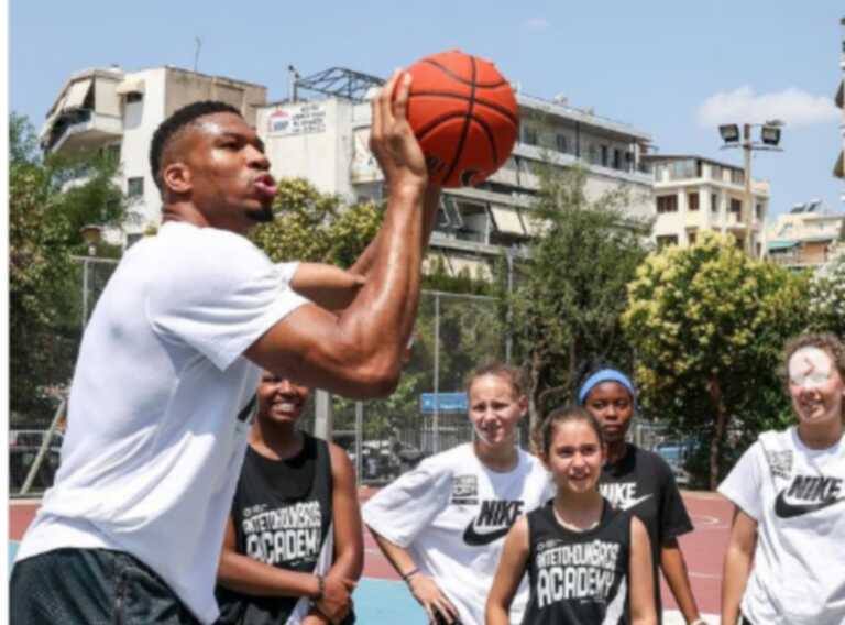 Ο Γιάννης Αντετοκούνμπο έπαιξε μπάσκετ με τα παιδιά της  Antetokounbros Academy