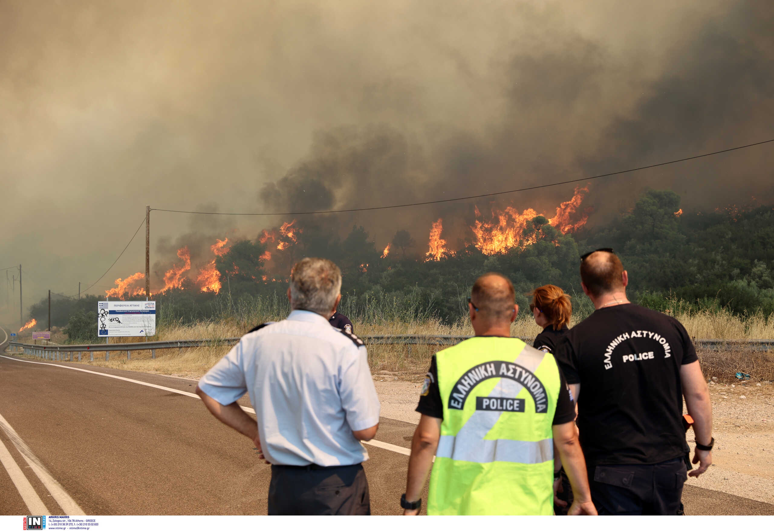 Φωτιά στη Μάνδρα: «Πάμε θα καούμε» – Δραματικές στιγμές από την απομάκρυνση πολιτών από αστυνομικούς