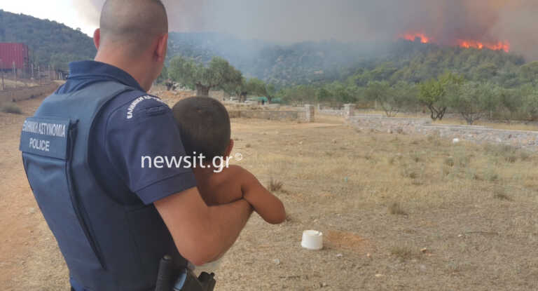 Αστυνομικός με μωρό στην αγκαλιά το απομακρύνει από τις φλόγες στη Μάνδρα - Συγκινητικό στιγμιότυπο