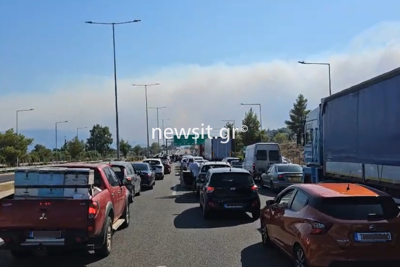 Φωτιά στο Λουτράκι: Άνοιξε η παλιά και νέα εθνική οδός Αθηνών – Κορίνθου και στα δυο ρεύματα