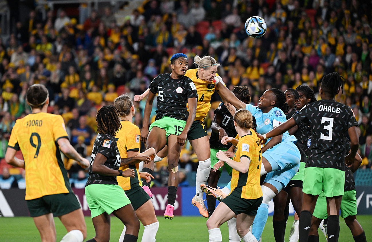 Soccer Football - FIFA Women's World Cup Australia and New Zealand 2023 - Group B - Australia v Nigeria - Brisbane Football Stadium, Brisbane, Australia - July 27, 2023
Australia's Alanna Kennedy in action with Nigeria's Rasheedat Ajibade and Chiamaka Nnadozie REUTERS