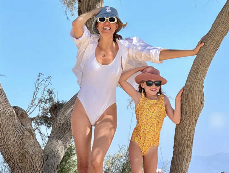 Βίκυ Καγιά: Ανέβασε στο Instagram φωτογραφίες με την κόρη της στην παραλία