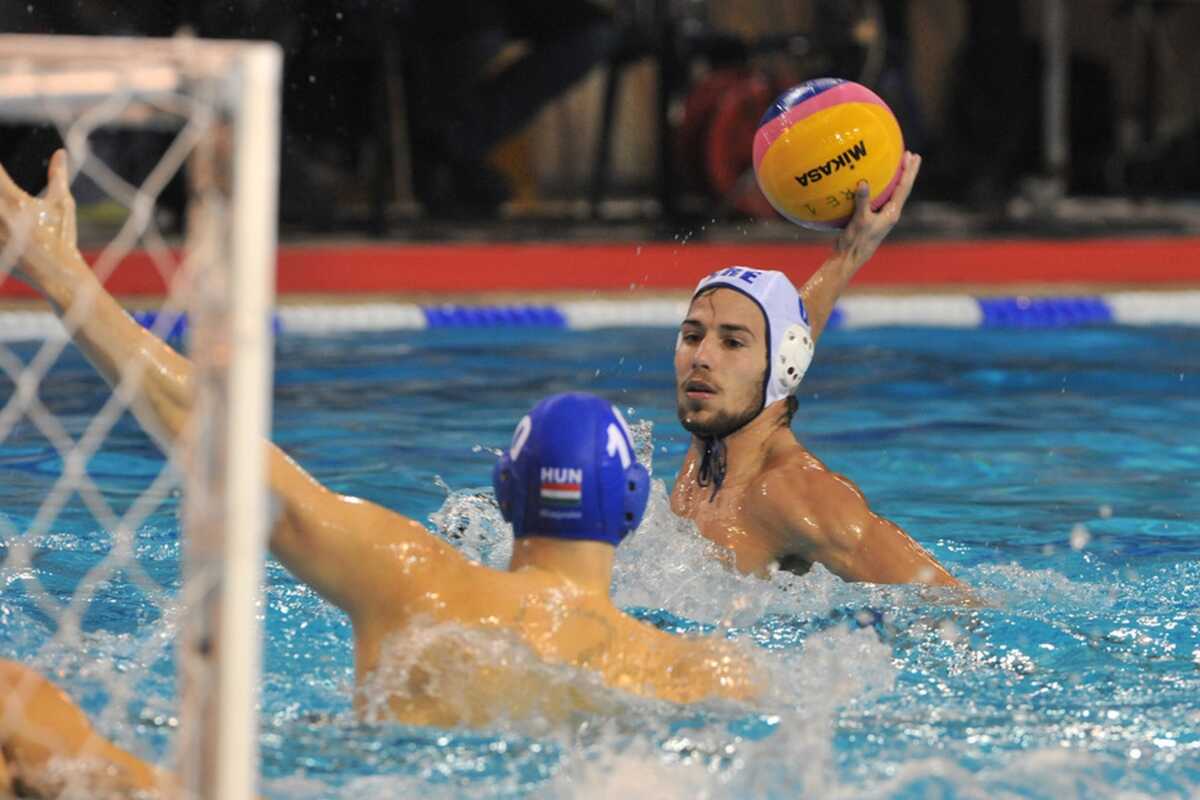 Ο παίκτης της Ελλάδας Άγγελος Βλαχόπουλος  (Δ) σουτάρει ενώ προσπαθεί να τον κόψει ο παίκτης της Ουγγαρίας Varga Daniel (Α) , στον αγώνα μεταξύ Ελλάδας - Ουγγαρίας που πραγματοποιήθηκε στο κολυμβητήριο Αντώνης  Πεπανός στην Πάτρα. Τρίτη 11 Φεβρουαρίου 2014.  Τελικό σκορ Ελλάδα - Ουγγαρία 11-12. ΑΠΕ-ΜΠΕ