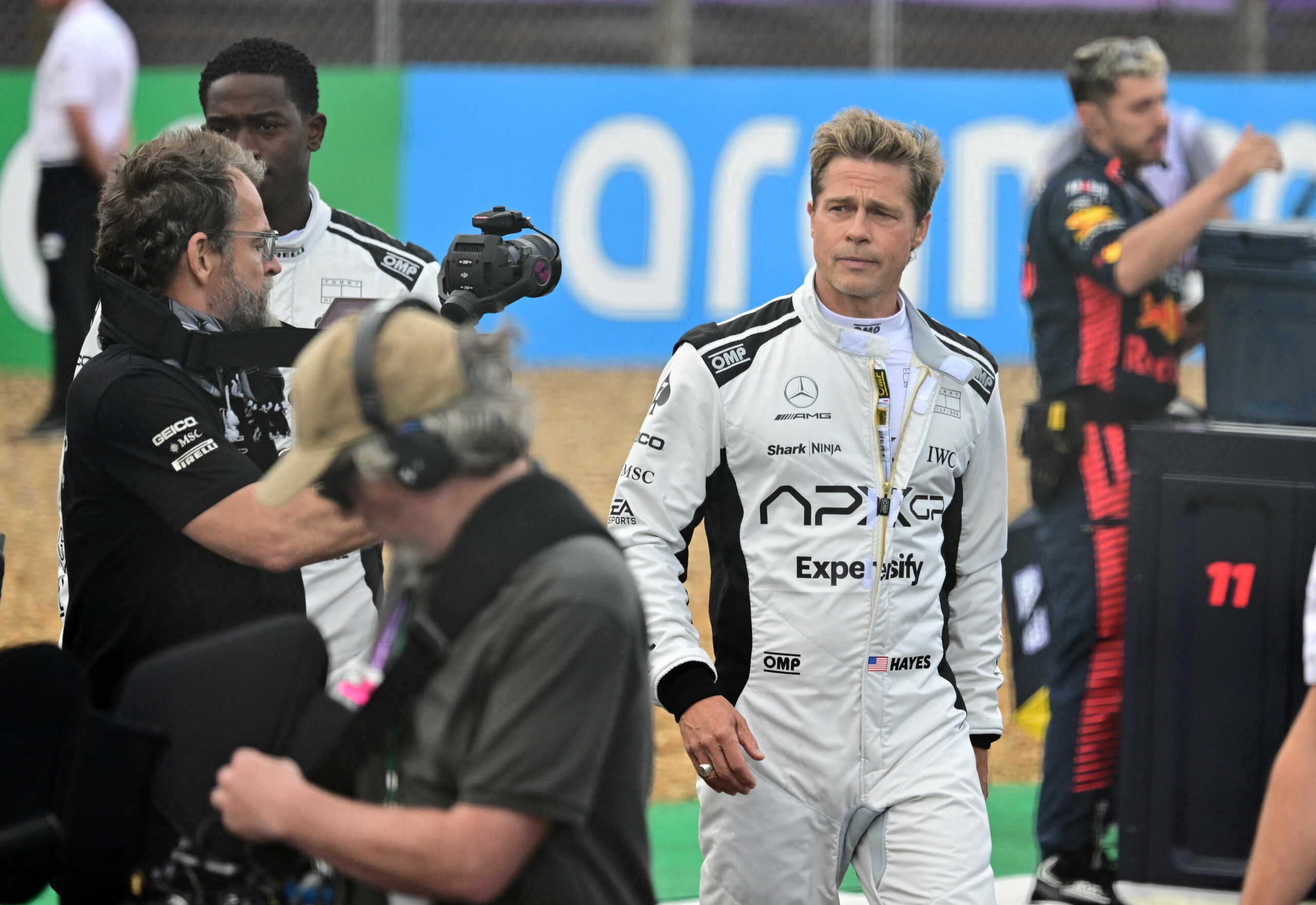 Ο Brad Pitt με στολή πιλότου της Formula 1 στην πίστα του Σίλβερστοουν