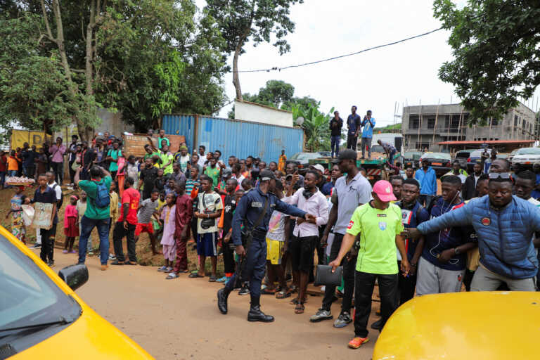 Ένταση με ένοπλους στρατιώτες και κόσμο μπροστά στον Κιλιάν Εμπαπέ στο Καμερούν