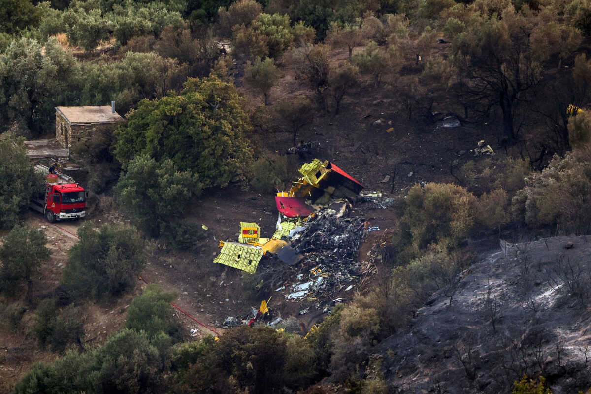 Πτώση Canadair CL-215 στην Κάρυστο: Το σκίτσο του Αρκά προς τιμήν των δύο πιλότων