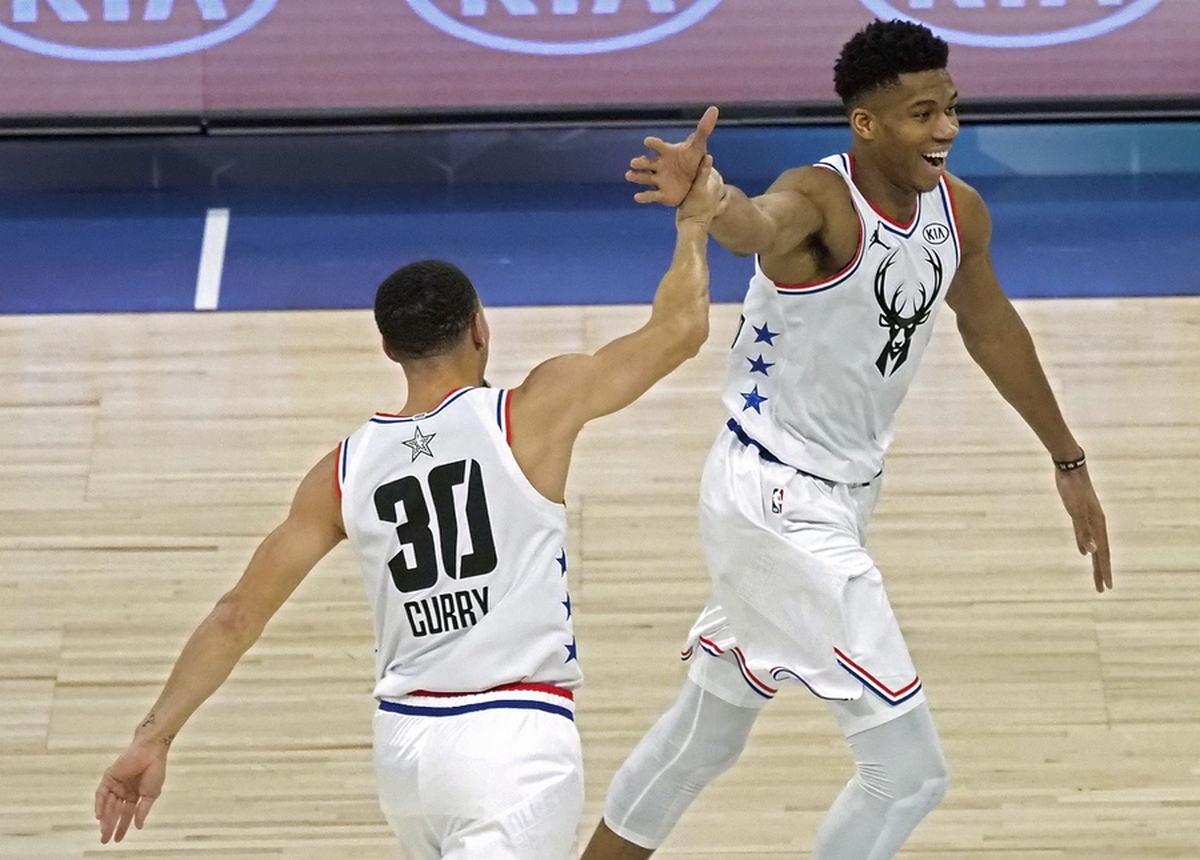 epa07378084 Team Giannis player Giannis Antetokounmpo (R) of Greece celebrates with teammate Stephen Curry (L) during the NBA All Star basketball game on All Star Weekend at the Spectrum Center in Charlotte, North Carolina, USA, 17 February 2019.  EPA