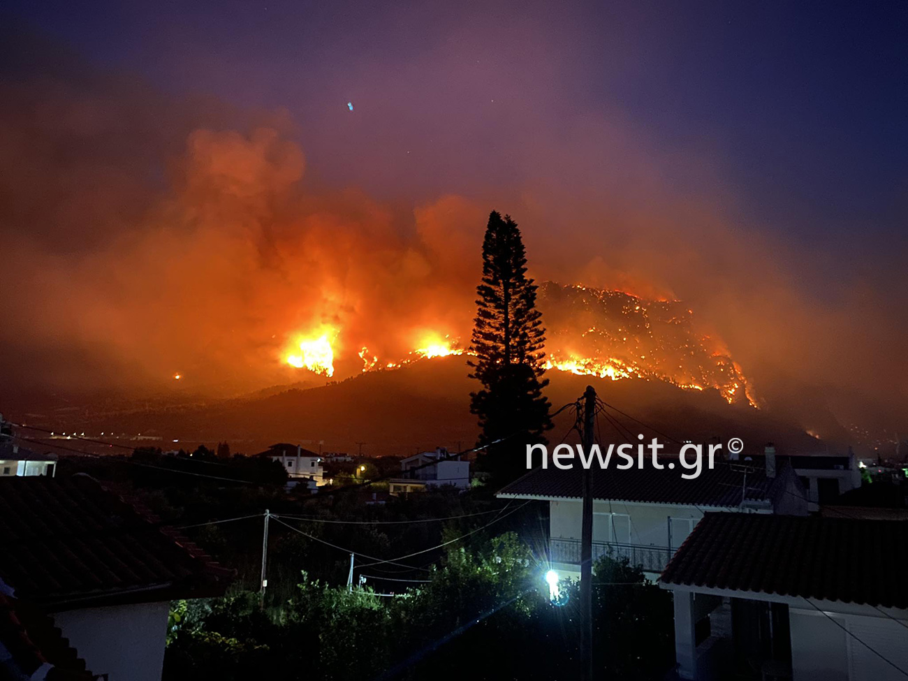 Φωτιά στο Αίγιο: Εικόνες που κόβουν την ανάσα με τις φλόγες να πλησιάζουν σπίτια