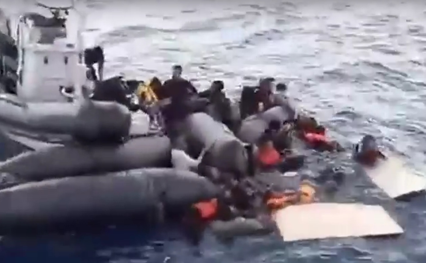 Μετανάστες έσκισαν το φουσκωτό και βρέθηκαν στη θάλασσα – Βίντεο ντοκουμέντο από τη διάσωση νότια της Μυτιλήνης