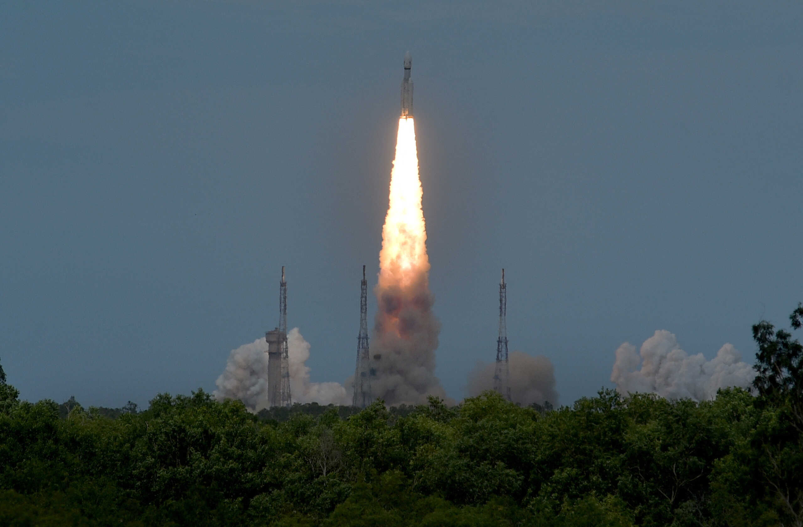 Η Ινδία εκτόξευσε διαστημόπλοιο για τη Σελήνη με σκοπό να προσεδαφιστεί στο νότιο πόλο