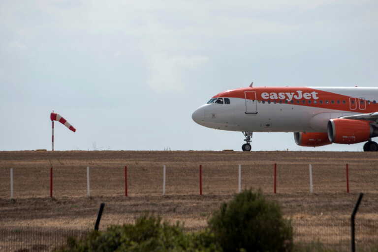 Η EasyJet κατέβασε 19 επιβάτες από αεροπλάνο και τους υποσχέθηκε χρηματική αμοιβή – «Είναι πολύ βαρύ»