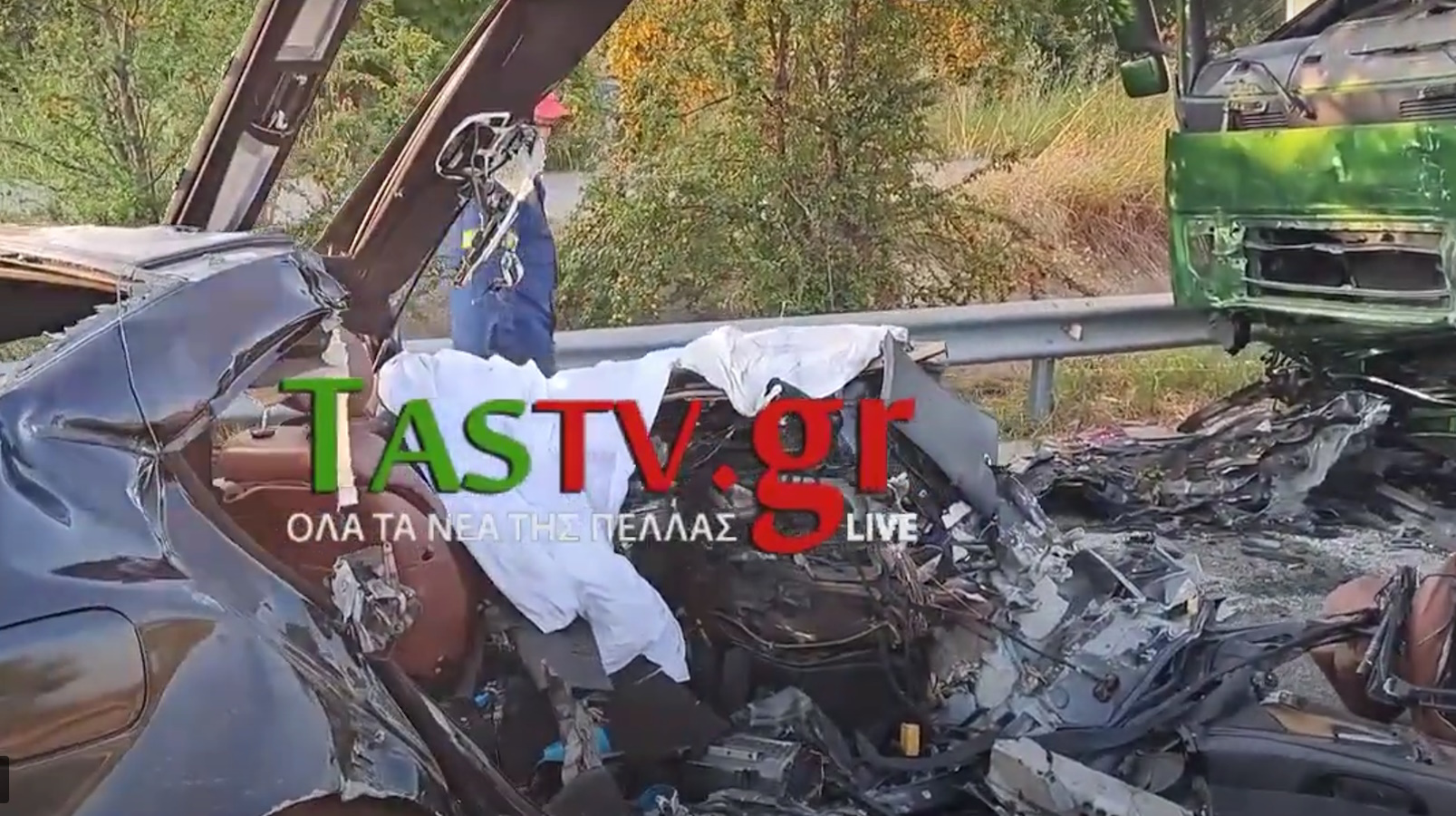 Έδεσσα: Συγκλονιστικό βίντεο από το τροχαίο με τους πέντε νεκρούς στην Έδεσσα – Σμπαράλια το ΙΧ