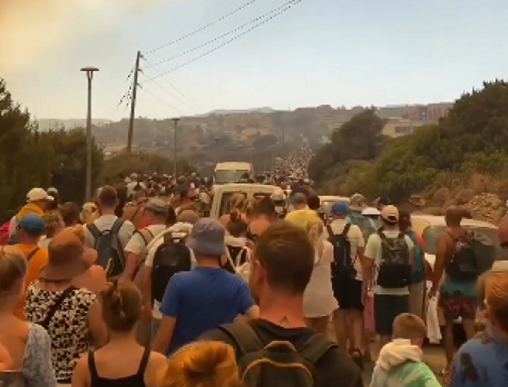 Φωτιά στη Ρόδο: Βίντεο από την εκκένωση στο Κιοτάρι - Αναφορές για  εγκλωβισμένους