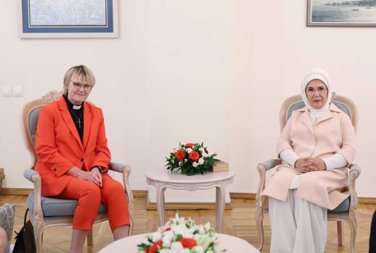 Η ιερέας σύζυγος του πρωθυπουργού της Σουηδίας συνάντησε στο Βίλνιους την Εμινέ Ερντογάν