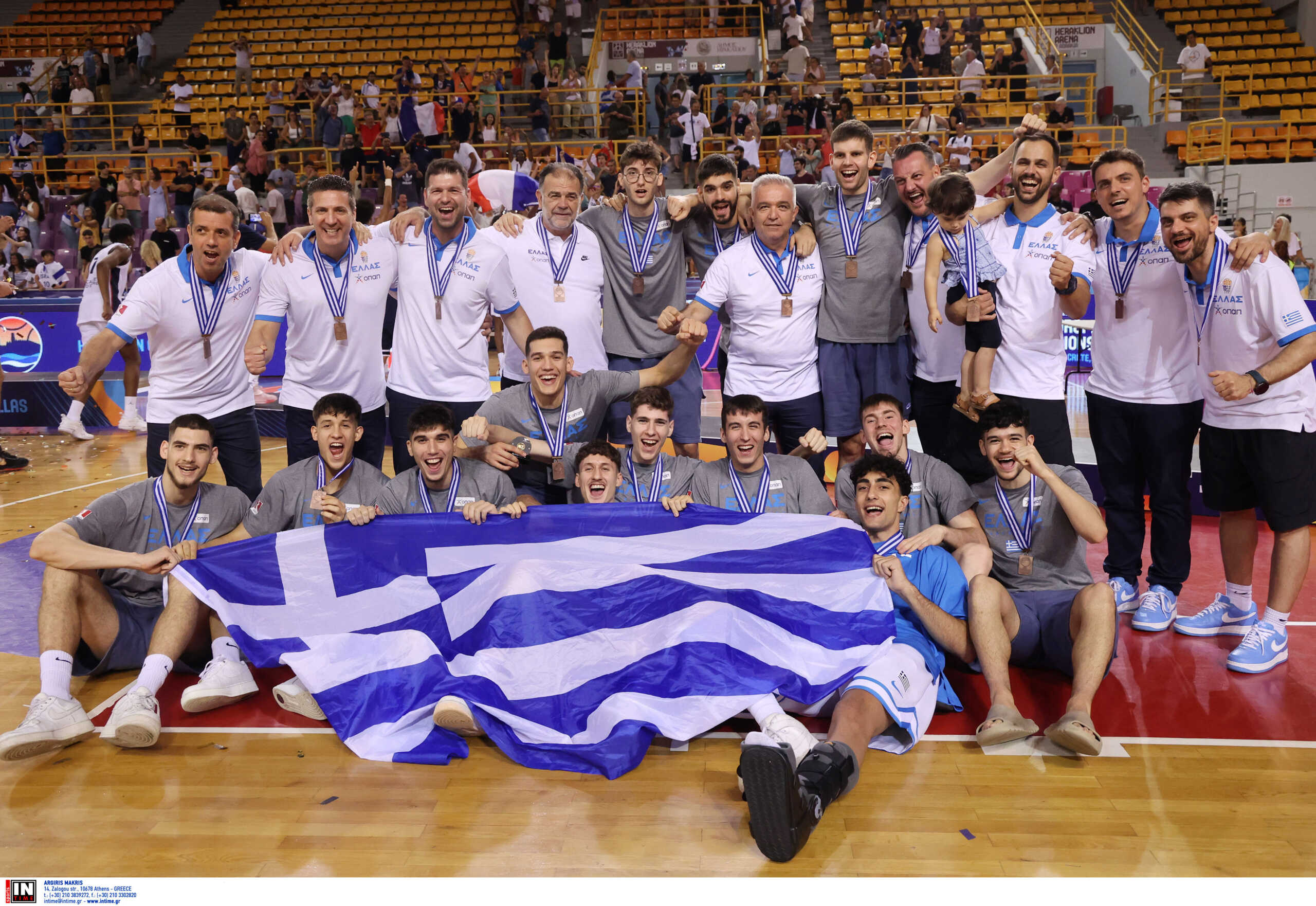 Οι πανηγυρισμοί της Εθνικής Νέων Ανδρών για την κατάκτηση του χάλκινου μεταλλίου στο Eurobasket U20