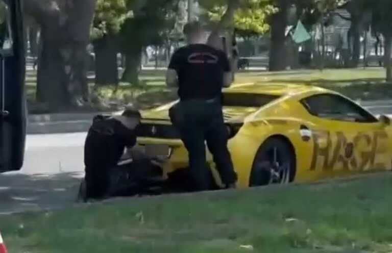 Η στιγμή που αστυνομικοί στη Θεσσαλονίκη παίρνουν τις πινακίδες από πανάκριβη κίτρινη Ferrari