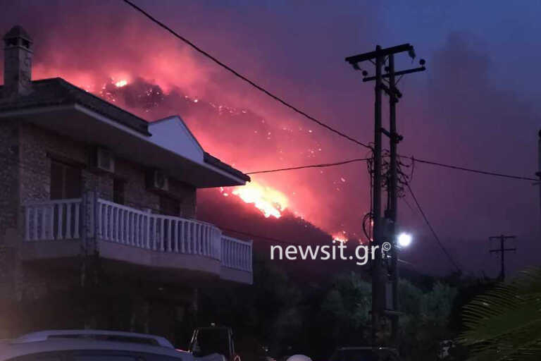 Ξεφεύγει η μεγάλη φωτιά στο Αίγιο - Μήνυμα 112 για εκκένωση οικισμού - Οι φλόγες πλησιάζουν σπίτια