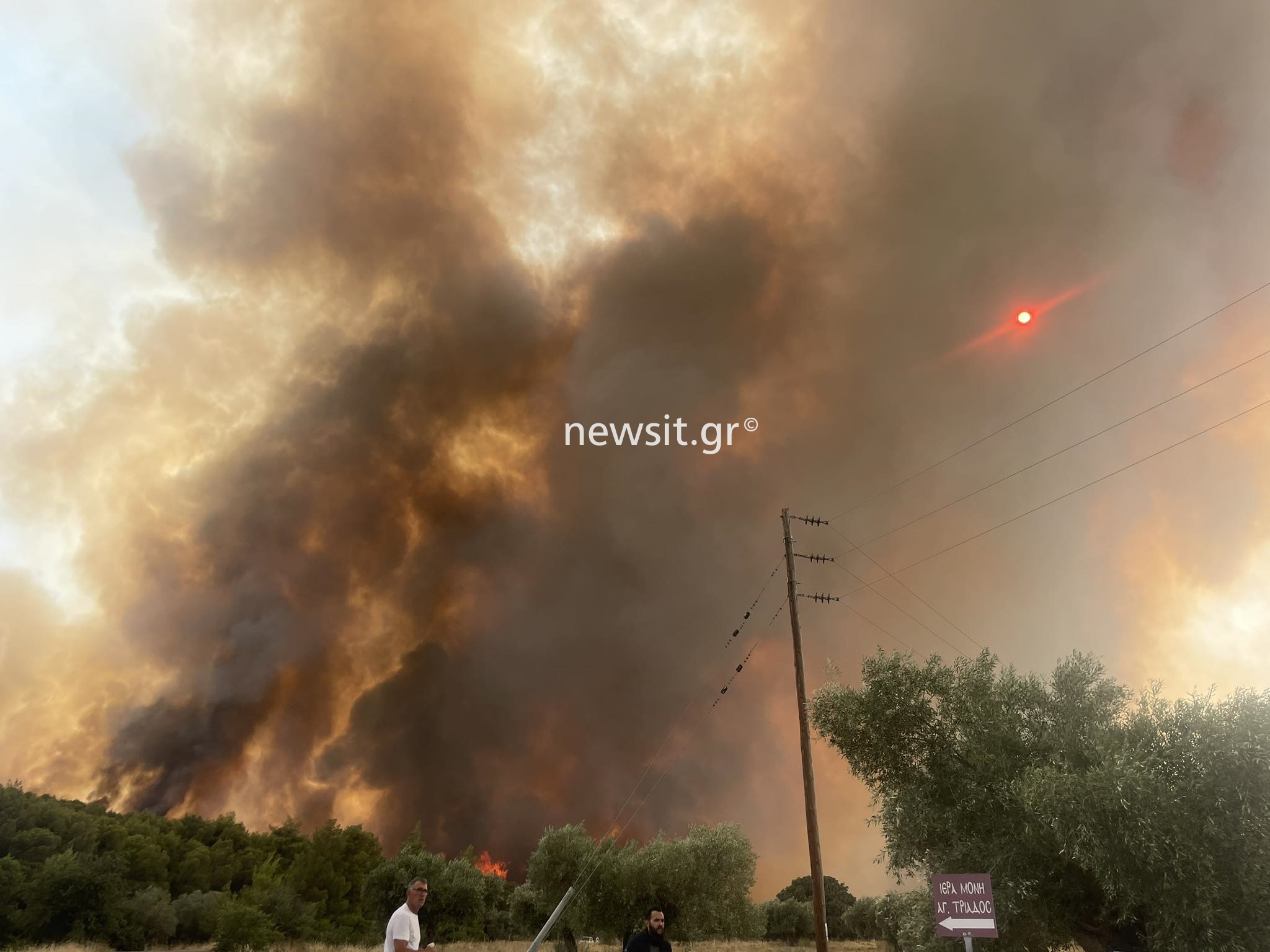 Φωτιά στη Μάνδρα: Νέο μήνυμα του 112 για να εκκενωθεί η Οινόη