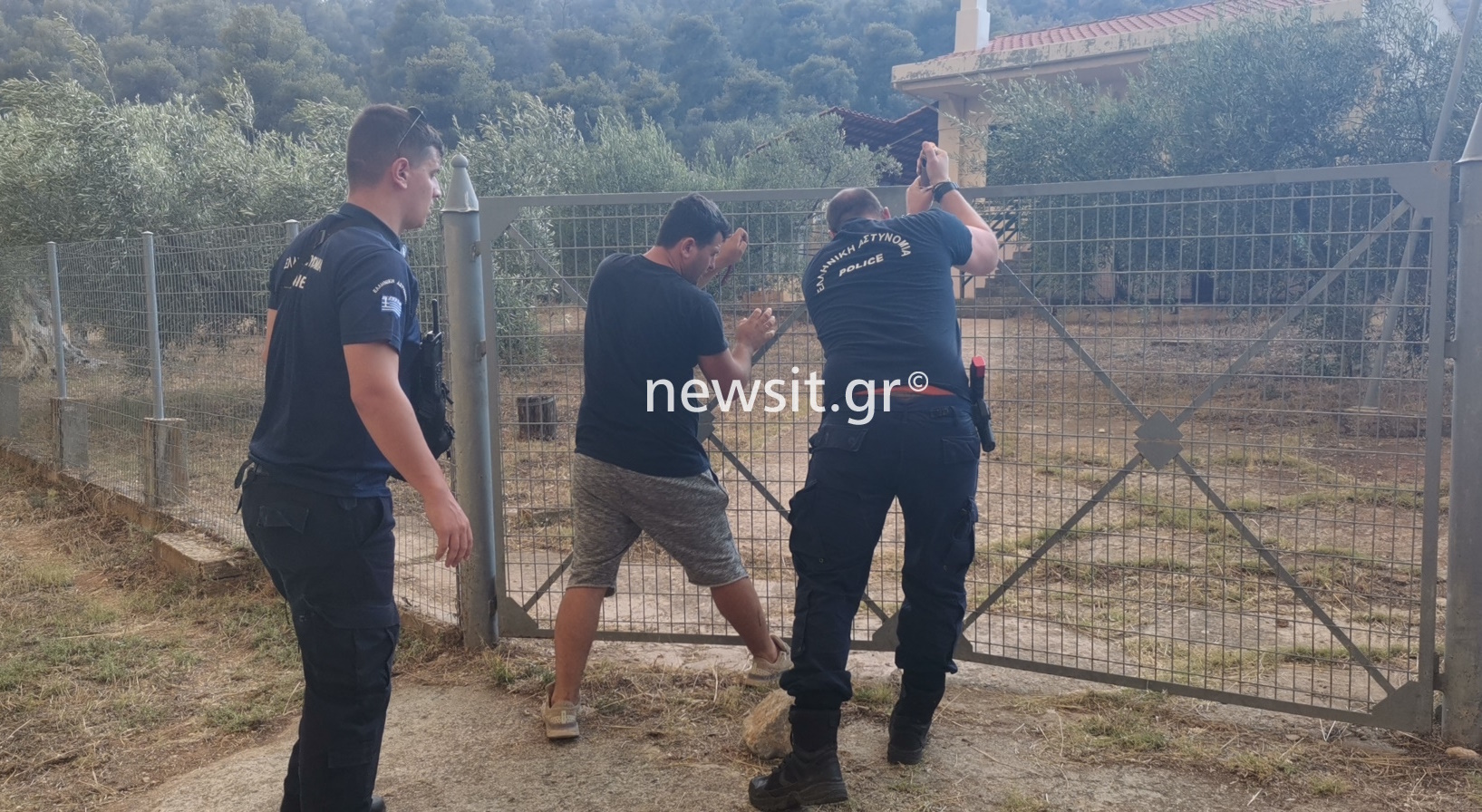 Φωτιά στη Νέα Ζωή Μάνδρας: Αστυνομικοί σπάνε την καγκελόπορτα  σπιτιού για να απεγκλωβίσουν σκύλο