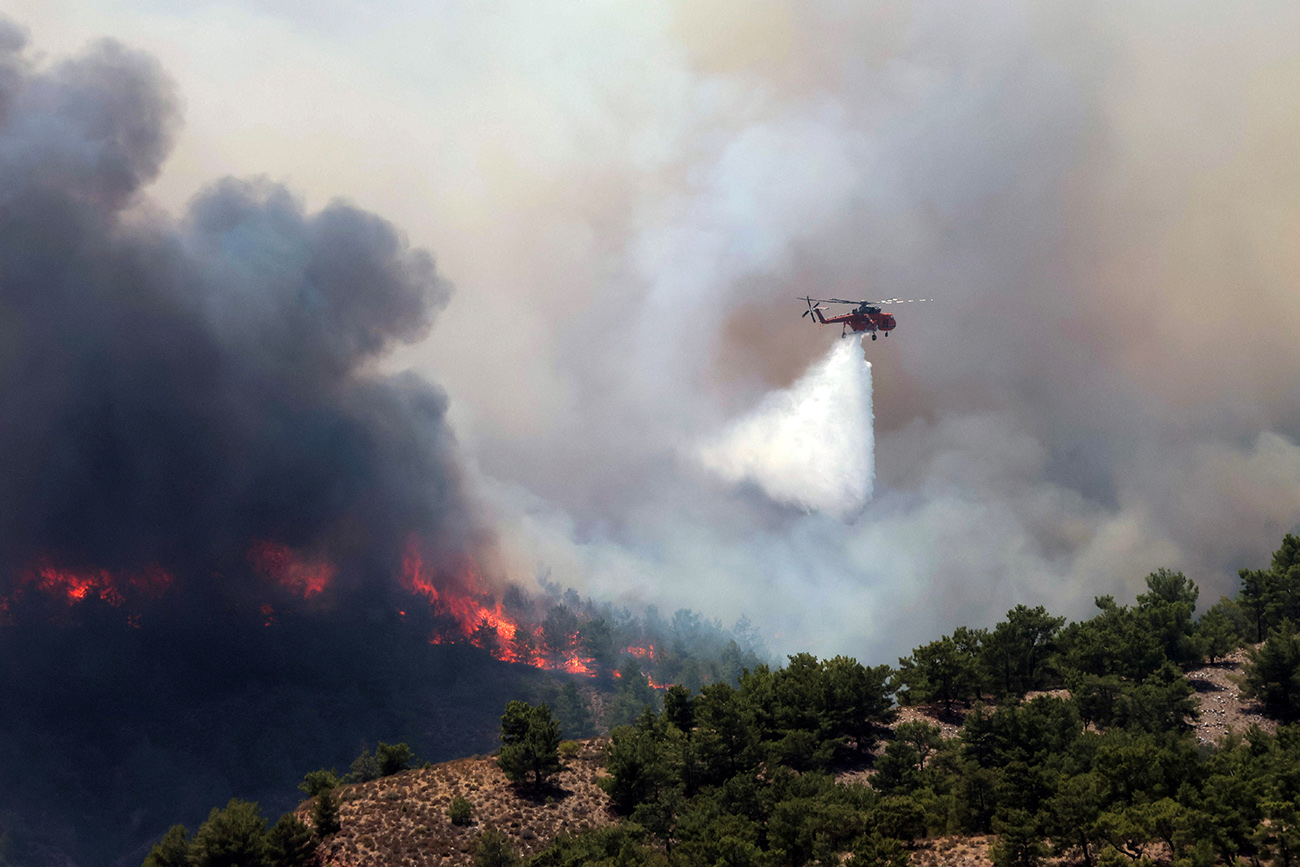 Φωτιά σε Ρόδο, Κέρκυρα: Συνεχίζεται η μάχη με τις φλόγες, νέα αναζωπύρωση στις Λούτσες – Καλύτερη η εικόνα σε Κάρυστο, Αίγιο