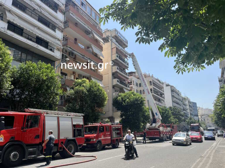«Κοιμόμουν και ξαφνικά άκουσα θόρυβο» δήλωσε ο άνδρας που απεγκλωβίστηκε από τη φωτιά σε διαμέρισμα στη Θεσσαλονίκη