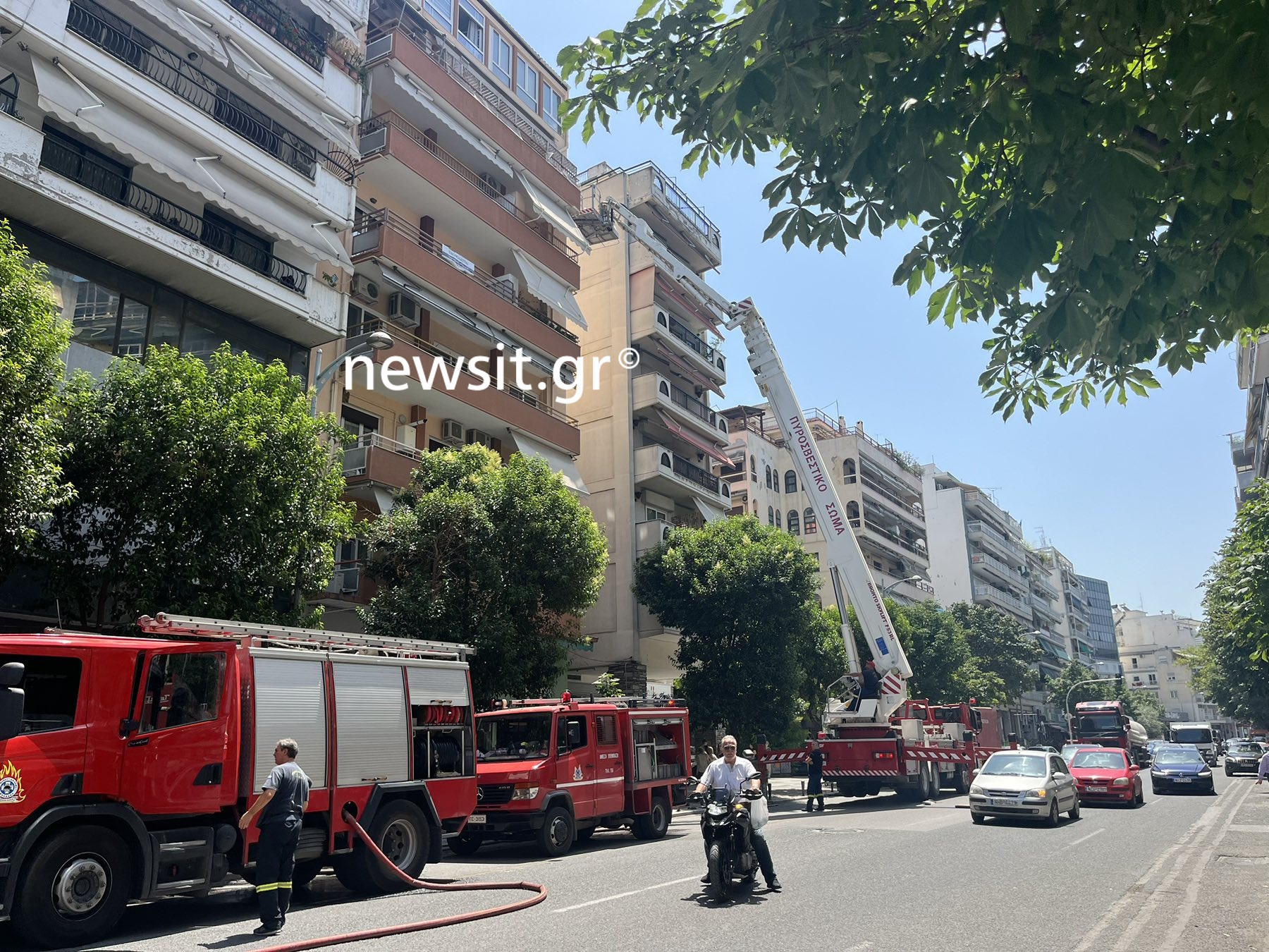 Θεσσαλονίκη: «Κοιμόμουν και ξαφνικά άκουσα θόρυβο» δήλωσε ο άνδρας που απεγκλωβίστηκε από τη φωτιά σε διαμέρισμα