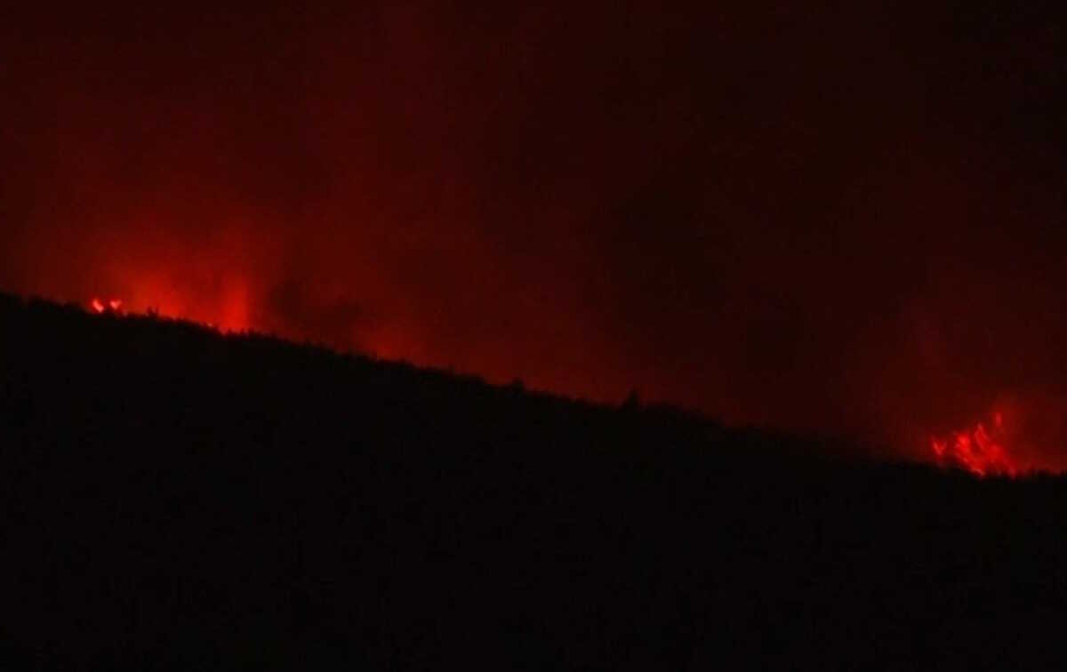 Φωτιά στο Λουτράκι: Δεύτερη νύχτα αγωνίας – Κρανίου τόπος η περιοχή, ξημερώνει δύσκολη ημέρα