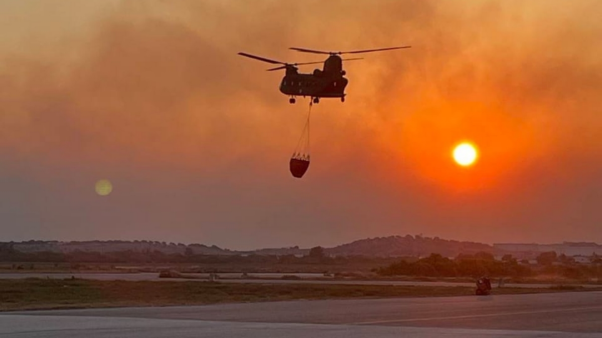 Φωτιά στα Δερβενοχώρια: Εντυπωσιακά πλάνα από τις επιχειρήσεις των Σινούκ  της Πολεμικής Αεροπορίας