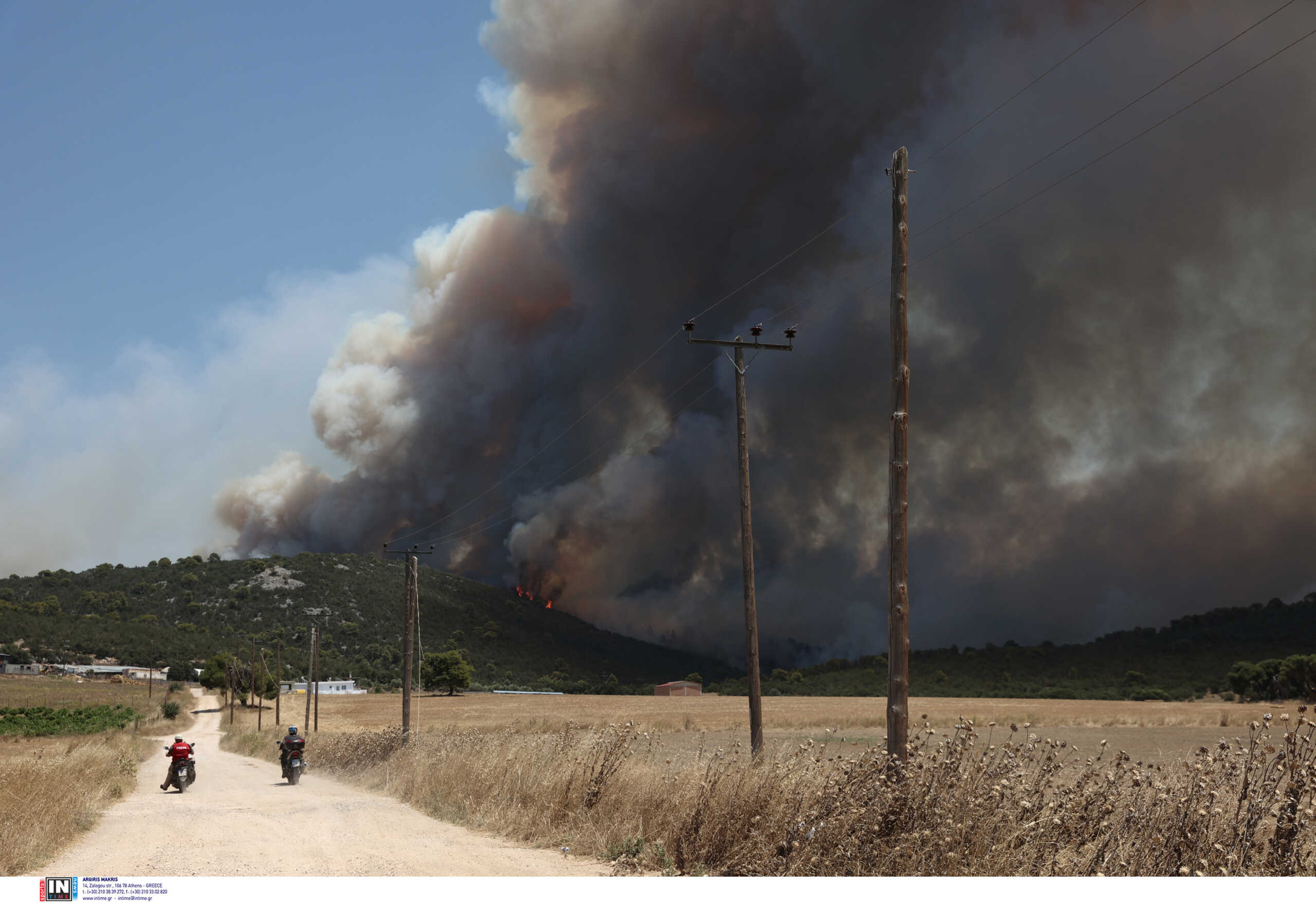 Φωτιά στα Δερβενοχώρια: Εξαπλώνεται προς την Οινόη το πύρινο μέτωπο – Μήνυμα του 112 για εκκένωση οικισμών