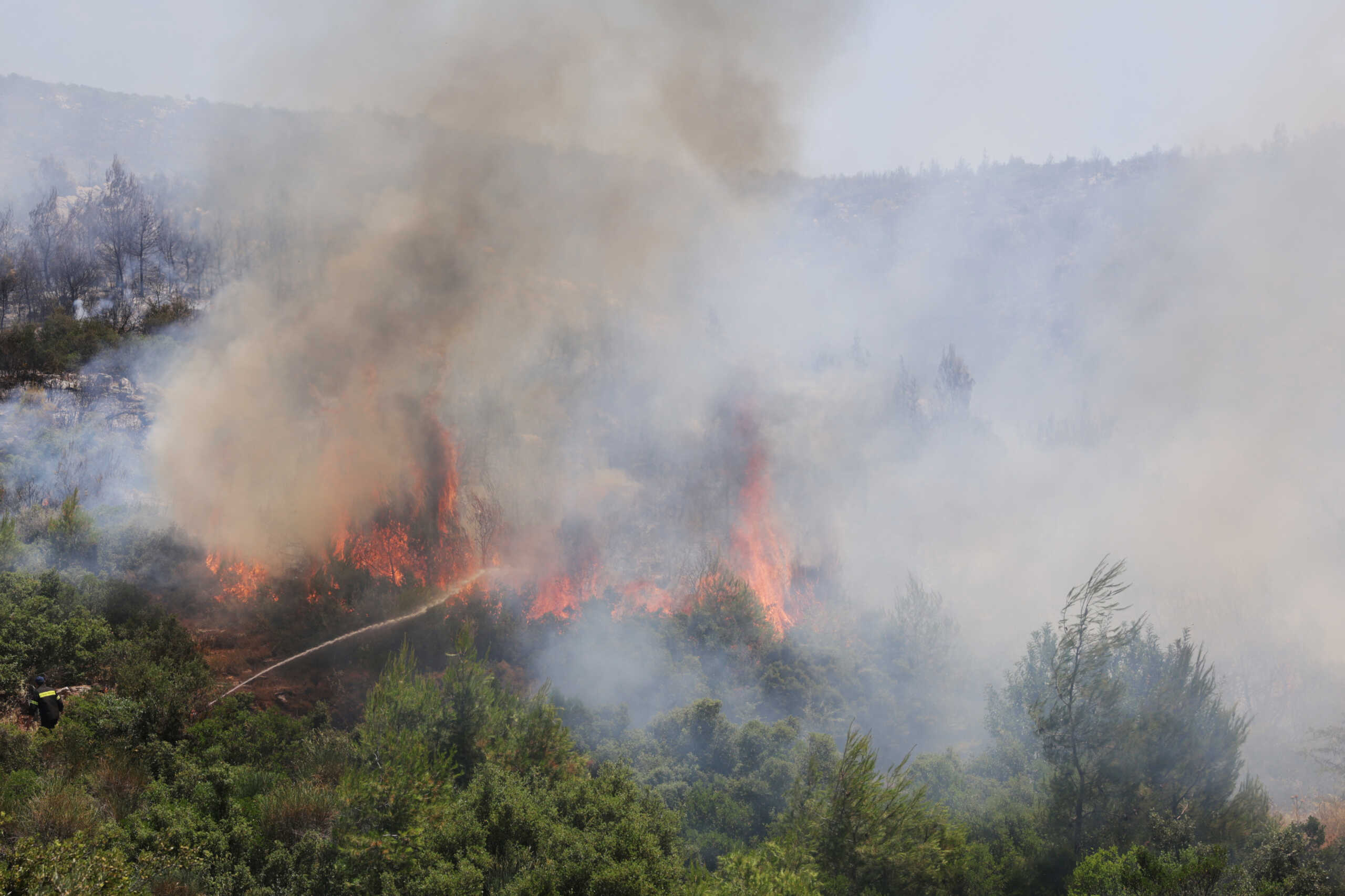 Φωτιά στη Νέα Πέραμο: Πλησιάζουν σπίτια οι φλόγες – Αναζωπύρωση στα Δερβενοχώρια, μεγάλη μάχη στο Λουτράκι