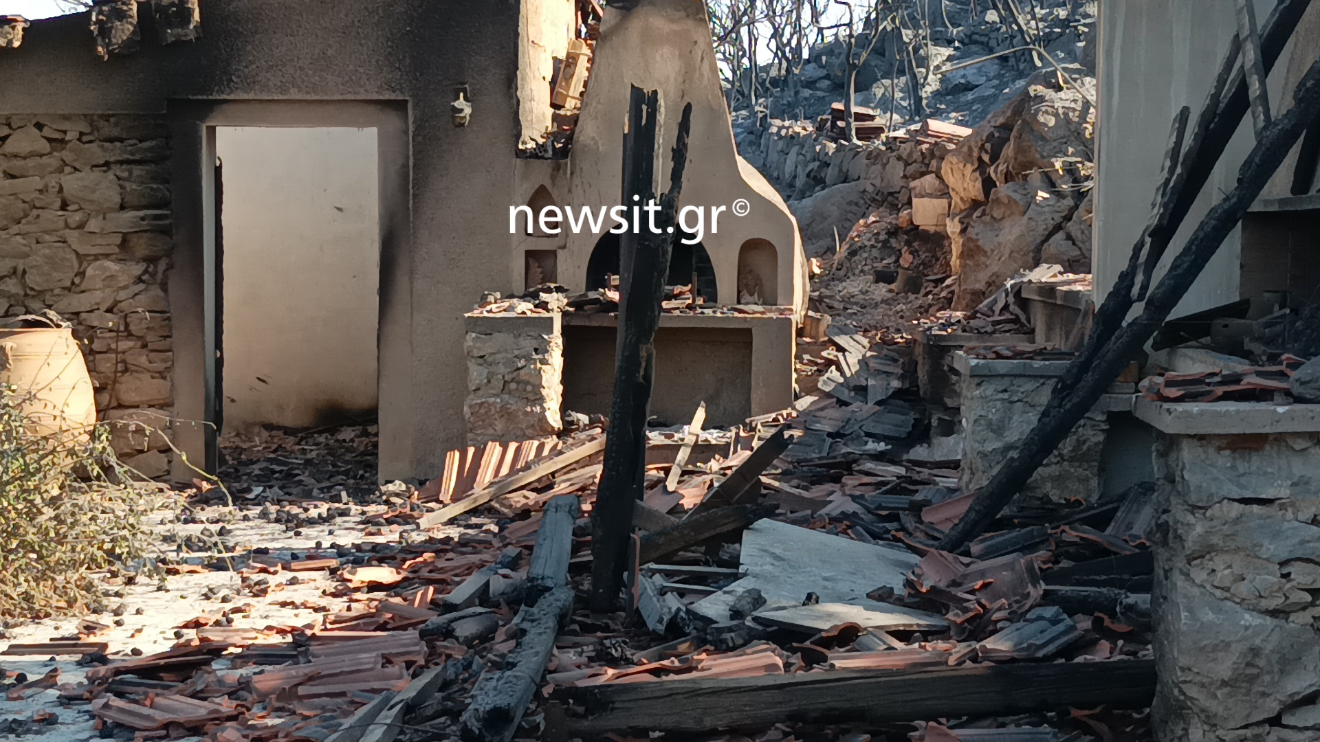 Φωτιά στα Καλύβια: To newsit.gr στις περιουσίες που έγιναν στάχτη – Εικόνες απόλυτης καταστροφής