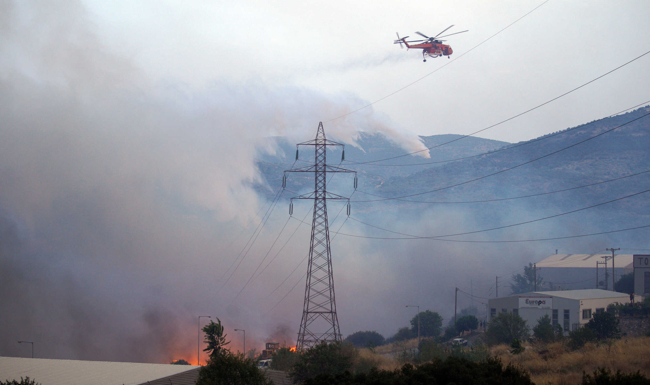 Φωτιά στον Ασπρόπυργο: Μήνυμα 112 για εκκένωση από τη Λάκκα Κατσαρή – Κυκλοφοριακές ρυθμίσεις