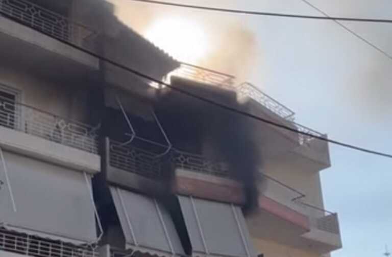Κλιματιστικό σε διαμέρισμα της Πάτρας πήρε φωτιά - Εικόνες από το σπίτι που τυλίχτηκε στις φλόγες